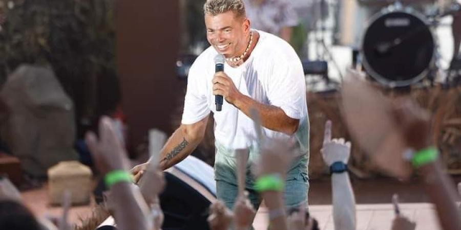 عمرو دياب يظهر في أحدث إعلاناته برفقة نجله عبدالله