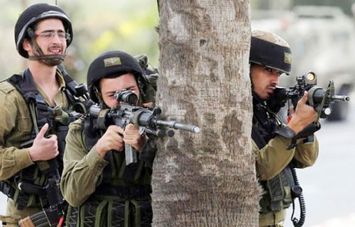 هارتس : إسرائيل تمنح جنودها «رخصاً مفتوحة» لقتل الفلسطينيين