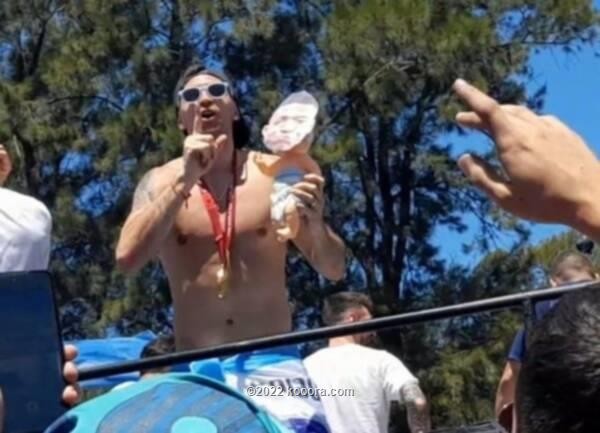 بالصور: مارتينيز يستخف بمبابي.. والهليكوبتر تنقذ رفاق ميسي