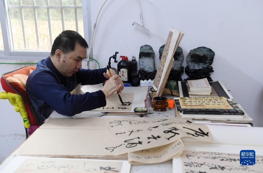 خطاط صينى يتحدى الإعاقة ويتحول لأيقونة فنية