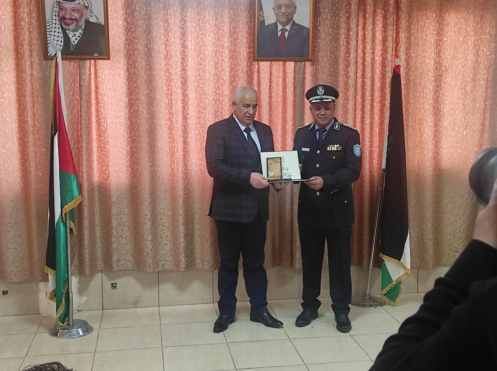 رام الله: منح ميدالية المثابرة العسكرية لـ34 منتسبًا من أبناء المؤسسة الأمنية 