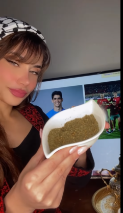 فلسطينية تبدع فى رسم ياسين بونو حارس مرمى المغرب بالزيت والزعتر