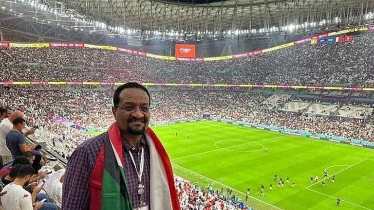 بالفيديو: نثر النقود على رأس المغنيات وثراء فاحش.. "شيخ" سوداني يثير الجدل في حفلاته الصوفية