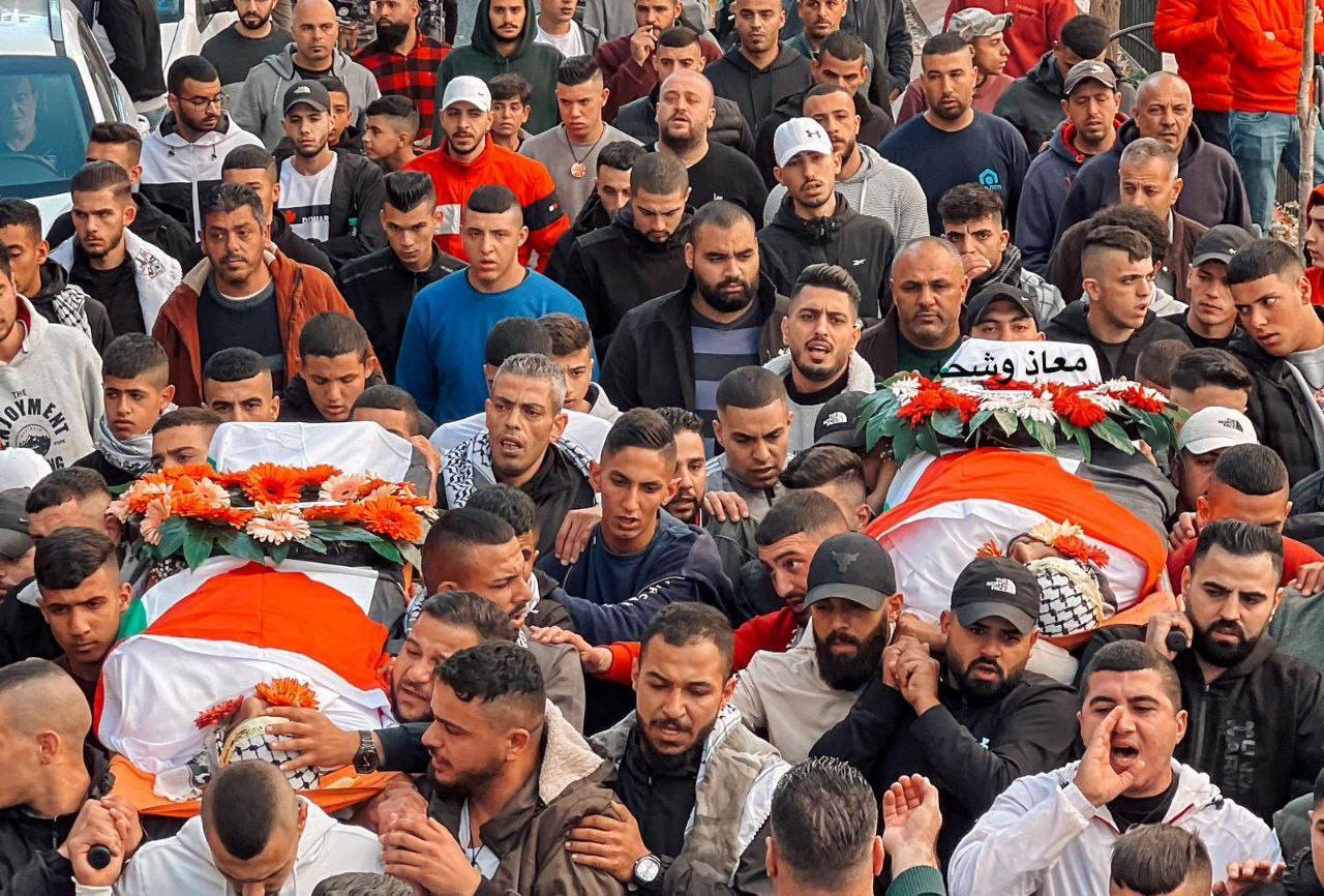 جماهير غفيرة من أهالي رام الله يُشيعون جثماني الشهيدين شرايعة وعنبر