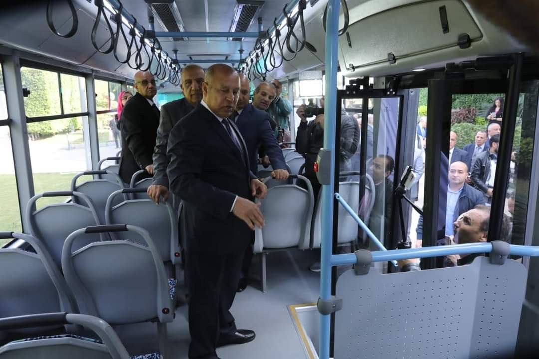 وزير مصري يكشف عن تصنيع وشراء 100 حافلة كهرباء للعمل في مشروع الأتوبيس الترددي السريع