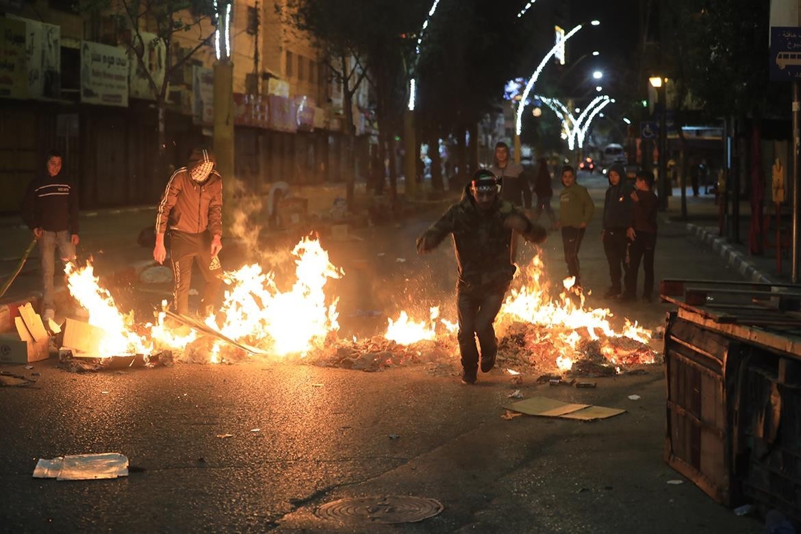 بالفيديو والصور: شهيد وإصابات في اشتباكات عنيفة مع الاحتلال في نابلس