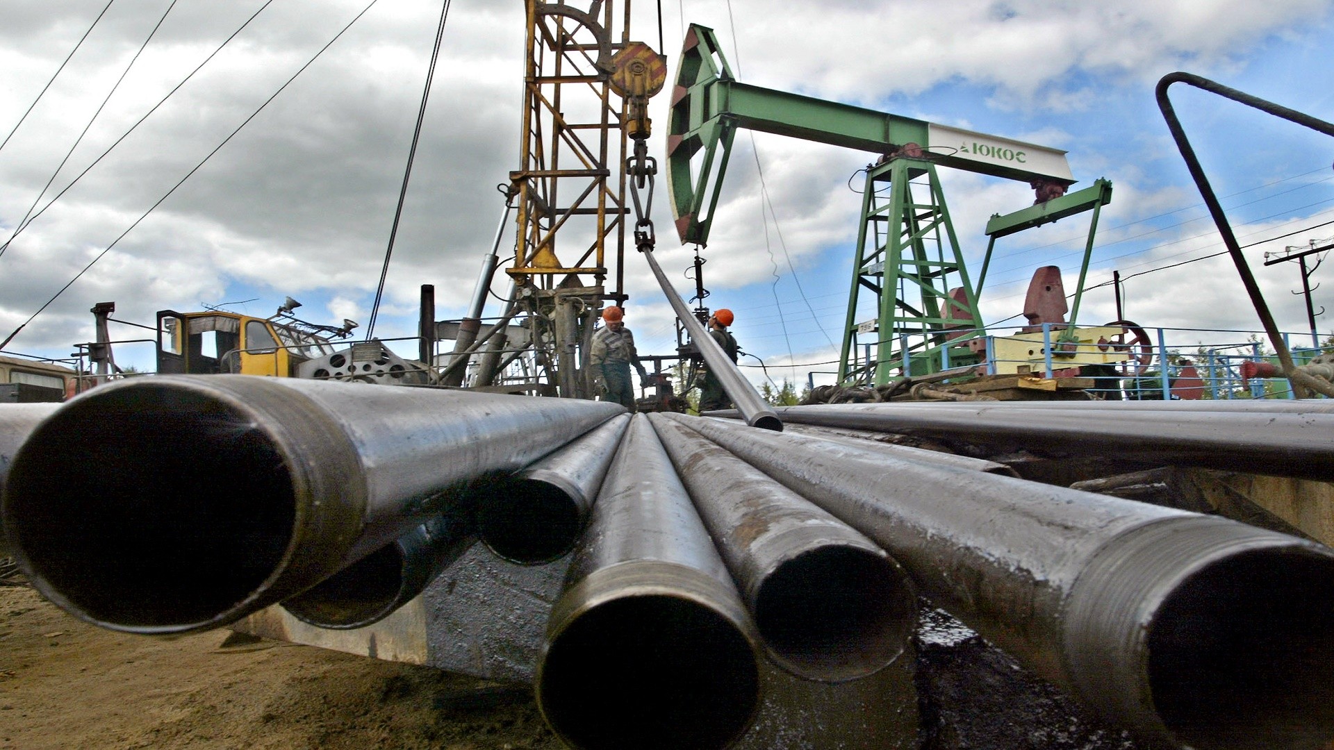 أسعار النفط تنخفض بسبب زيادة مخزونات الخام الأمريكية