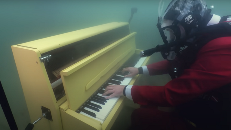 بالفيديو: مدون شهير يفاجئ جمهوره بالعزف على البيانو تحت الماء!