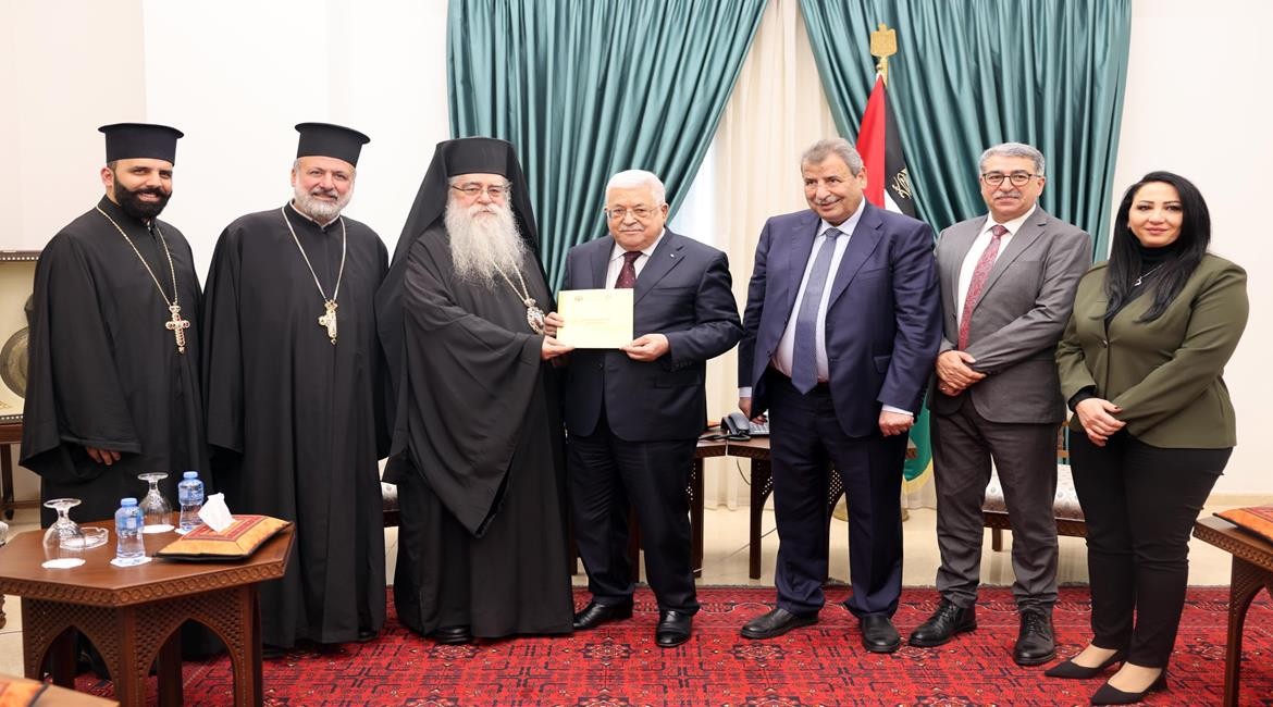الرئيس يتسلم دعوتَين لحضور احتفالات أعياد الميلاد المجيدة