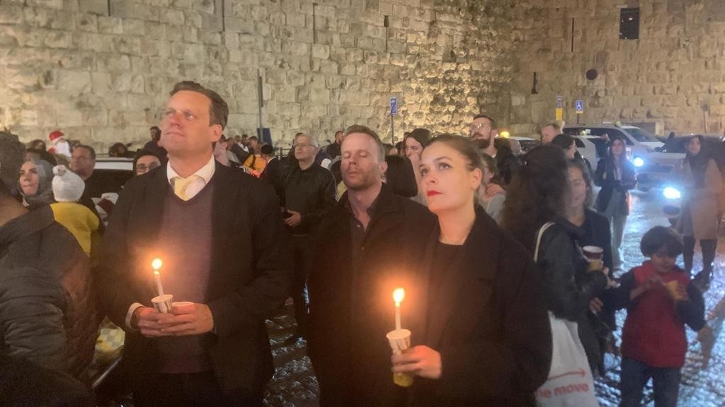 بطريرك القدس يُطلق احتفالات عيد الميلاد المجيد من باب الخليل