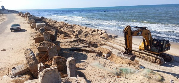 بالصور: الاشغال تُجري أعمال تدعيم للشاطئ في مدينة رفح