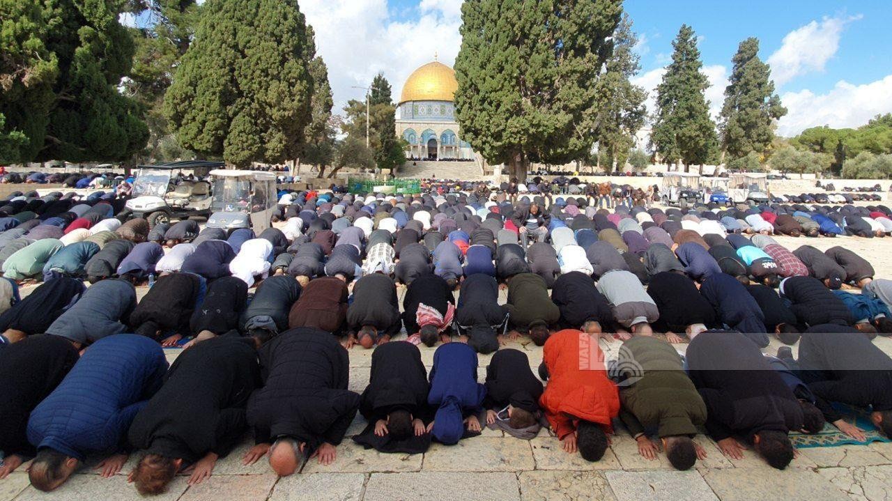 عشرات الآلاف يؤدون صلاة الجمعة في المسجد الأقصى