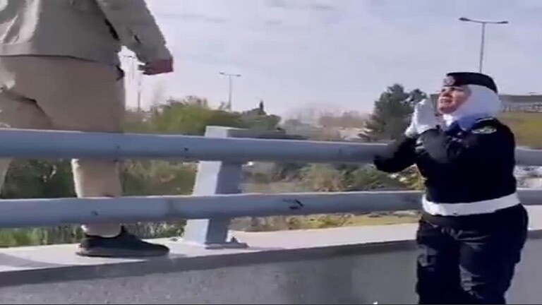 بالفيديو: شرطية أردنية تنقذ شابا وتمنعه من الانتحار