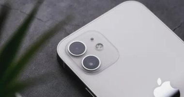 أمريكى يشترى 300 أيفون ويتعرض للسطو فور خروجه من المتجر