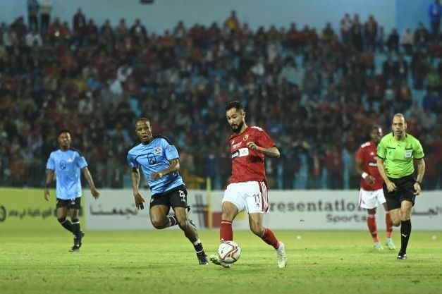 بالفيديو و الصور : الأهلي يواصل تصدر الدوري بثنائية أمام غزل المحلة