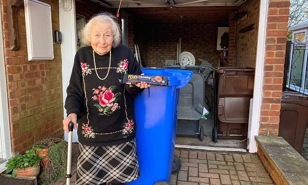 عجوز تترك قطع بسكويت فى سلة القمامة لمدة 50 عاما لعمال النظافة