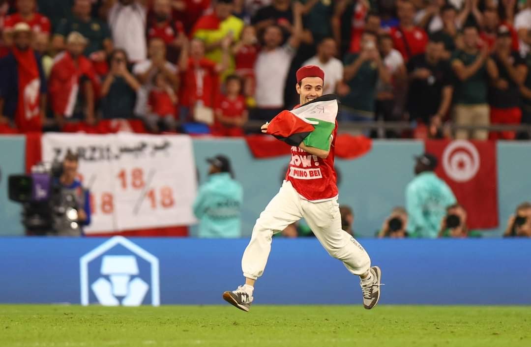 فلسطين تُكرّم الشاب الذي رفع علم بلادنا في مباراة تونس وفرنسا