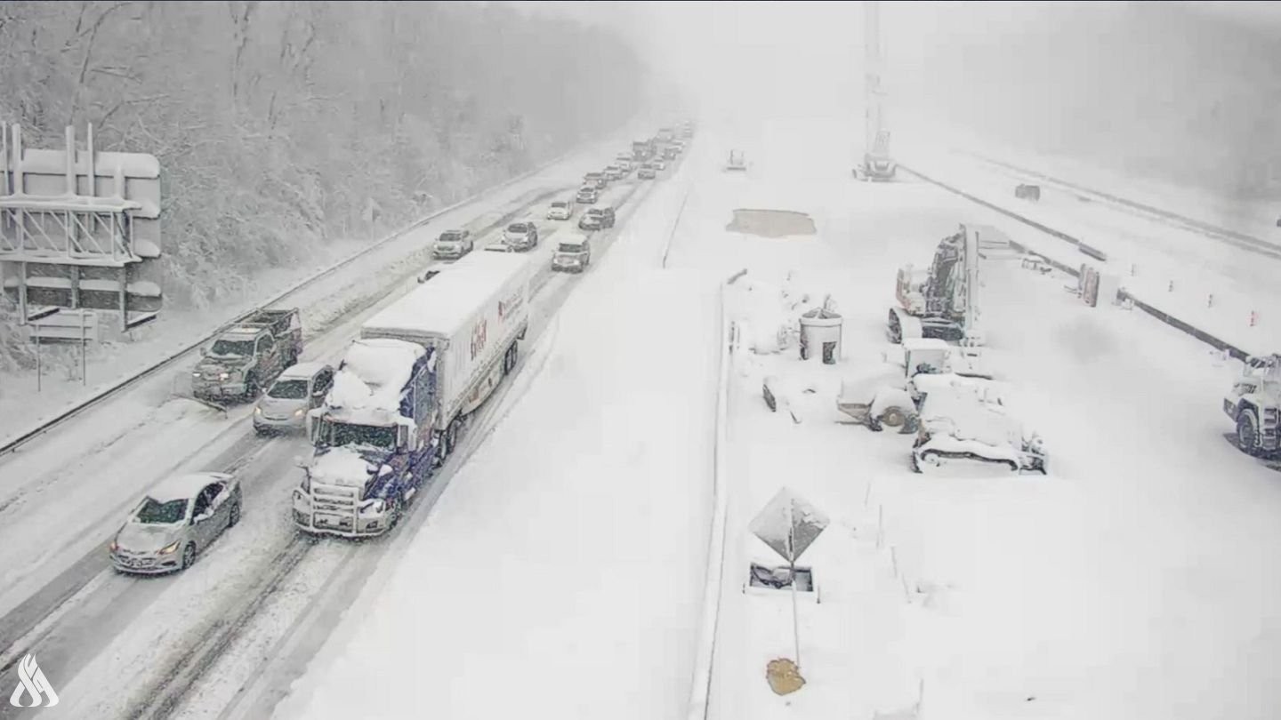 انقطاع التيار الكهربائي عن آلاف المنازل وإلغاء مئات الرحلات الجوية في نيوزيلندا بسبب عاصفة استوائية