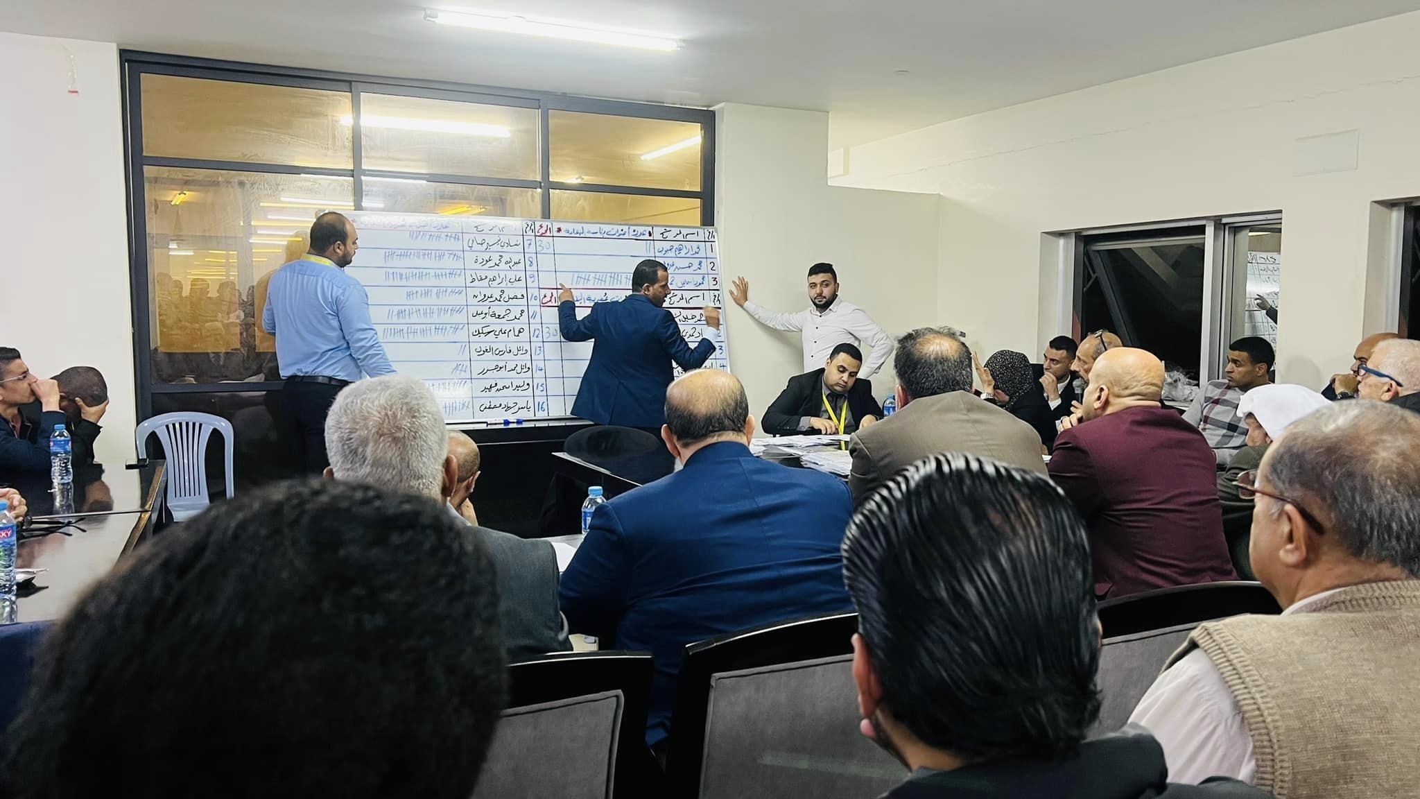 بالأسماء والصور