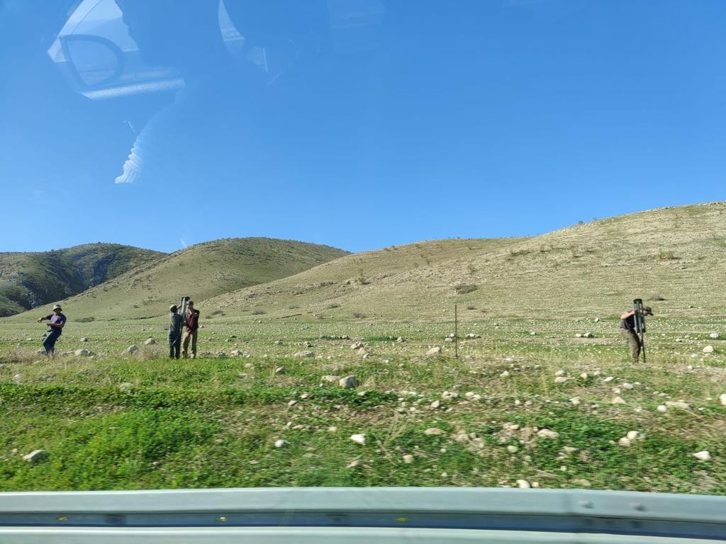 مستوطنون يسيّجون أرضًا رعوية في الأغوار الشمالية