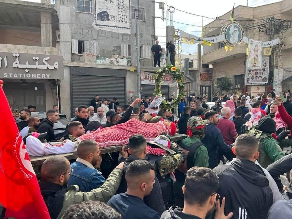 جماهير غفيرة من أهالي مخيم الدهيشة يُشيعون جثمان الشهيد عمر مناع