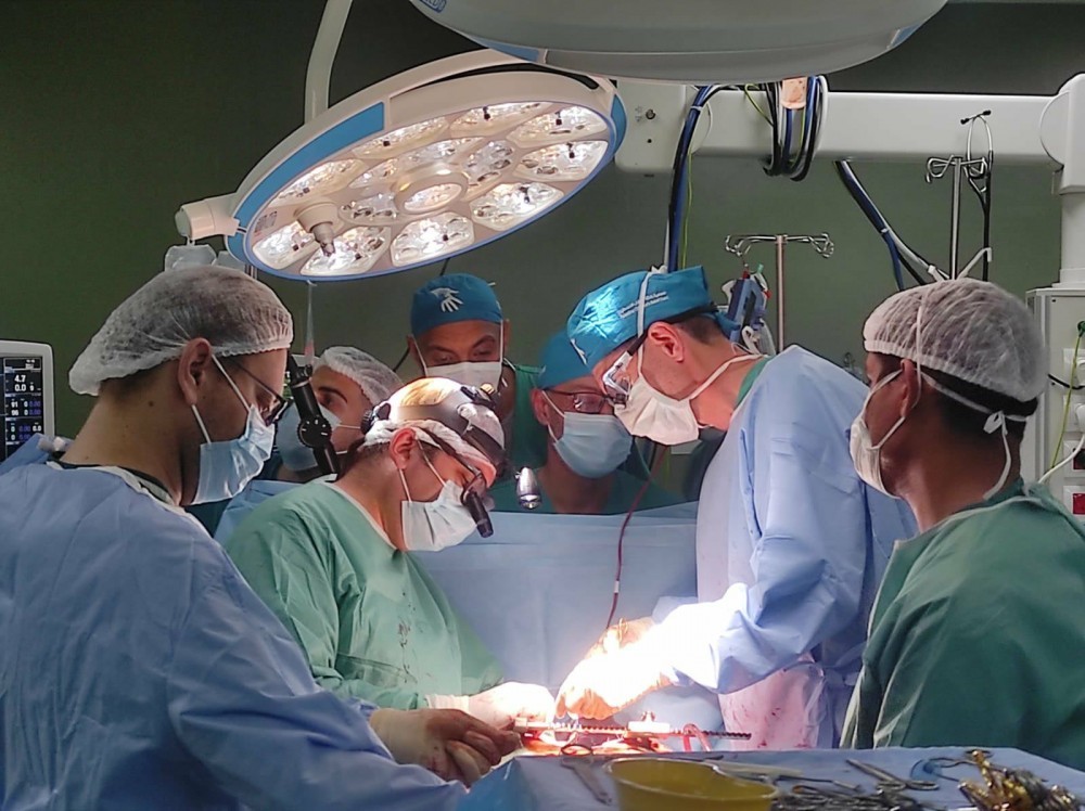 غزة: طاقم طبي يستخدم جهاز من خلال القسطرة لتذويب الجلطات الوريدية العميقة