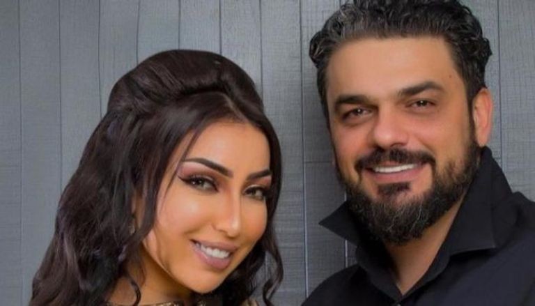 بعلامة النصر... دنيا بطمة تحتفل بحكم طلاقها من محمد الترك