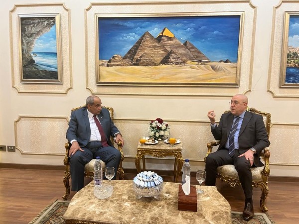 وزير الأشغال يصل مصر لهذا السبب!
