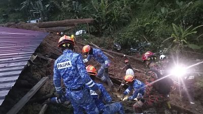 مصرع 8 أشخاص وفقدان آخرين إثر انهيار أرضي في ماليزيا