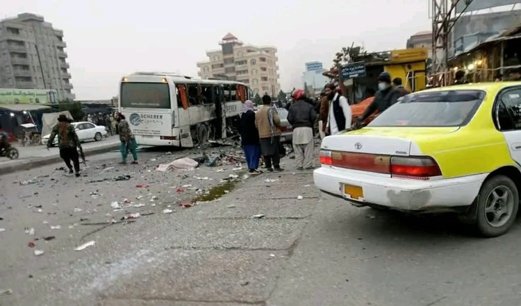بالصور: قتلى وجرحى جراء انفجار قنبلة شمال أفغانستان