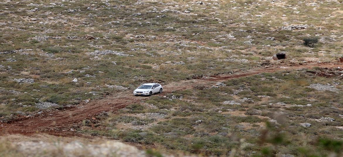 مستوطنون يشقون طريقًا ترابية في الخليل
