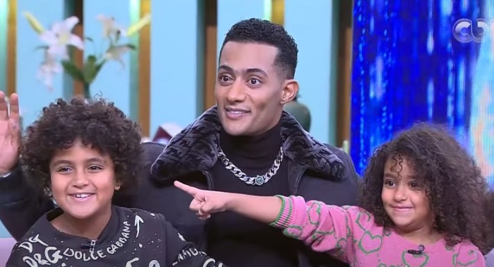 بشكل مختلف.. محمد رمضان يظهر برفقة أولاده مع منى الشاذلي في ليلة رأس السنة