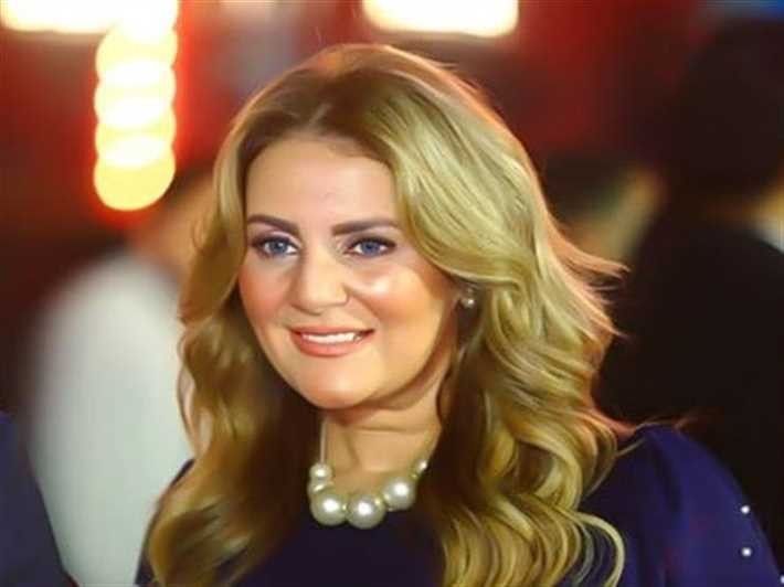 شاهد: رانيا محمود ياسين من أمام الكعبة المشرفة: أتممت عمرتين لى ولأبى "صور"