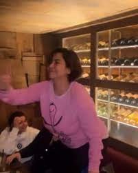 شيرين ترقص على الطاولة أمام حسام حبيب وبنتها