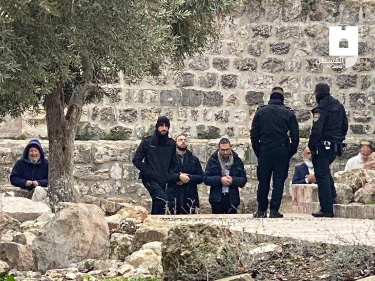 مستوطنون يعتدون على فتى في القدس