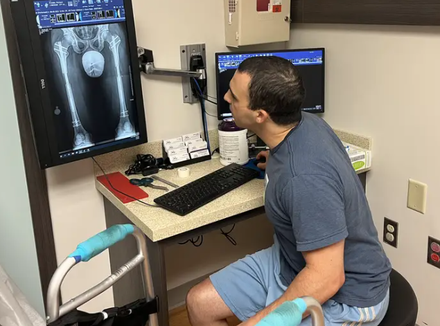 ممثل يطيل ساقه لـ 10 سم بمبلغ 100 ألف دولار.. لهذا السبب