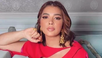 فستان أصالة يعيق حركتها على السجادة البنفسجية في Joy Awards