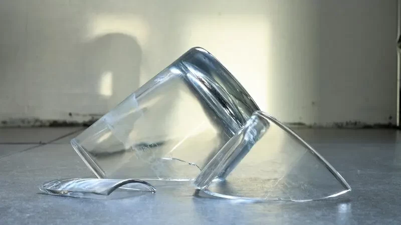 تفسير حلم تكسير الزجاج في المنزل