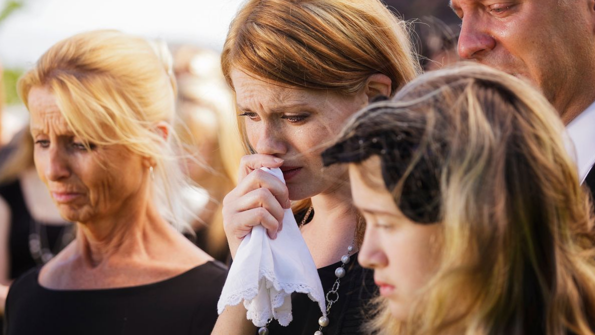 زوج يتخلف عن جنازة حماه لارتداء زوجته "كعب عالى" جعلها أطول منه