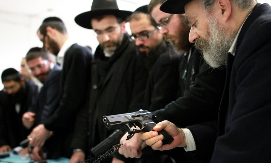 إصابة سيدة بنيران مستوطنين داخل المسجد الأقصى