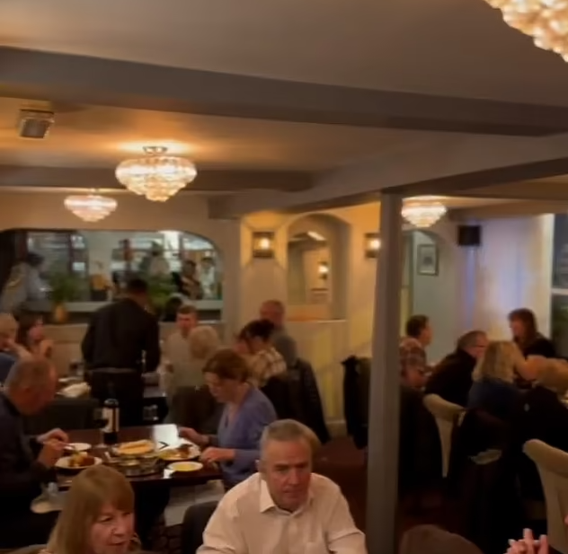 سيدة تكتشف زوجها الميت منذ سنوات يتناول غداءه فى مقطع ترويجى لمطعم