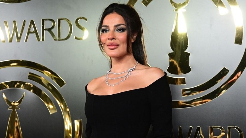 شاهد: دموع نادين نسيب نجيم تخونها على مسرح Joy Awards