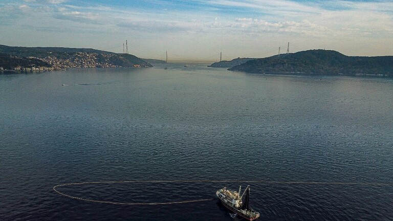 تعليق حركة السفن في مضيق البوسفور عقب جنوح سفينة مُبحرة من أوكرانيا إلى إسطنبول