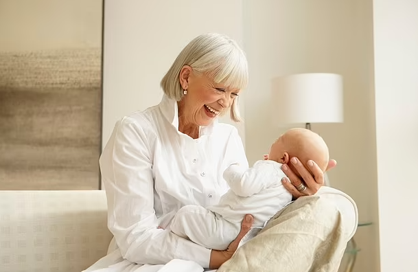 جدة أمريكية تشترط الحصول على 20 دولارا فى الساعة مقابل رعاية حفيدتها