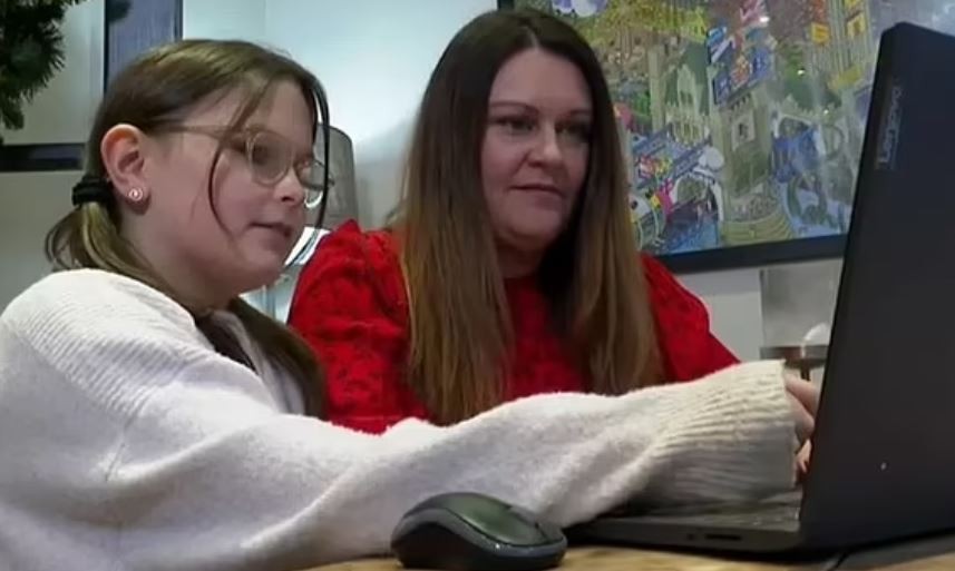 أم تشترى لطفلتها "لاب توب" فكانت الصدمة داخل الصندوق