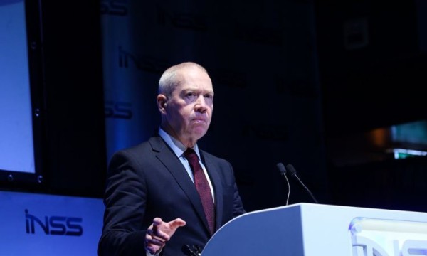 وزير جيش الاحتلال يجري مكالمة هاتفية مع نظيره الأمريكي