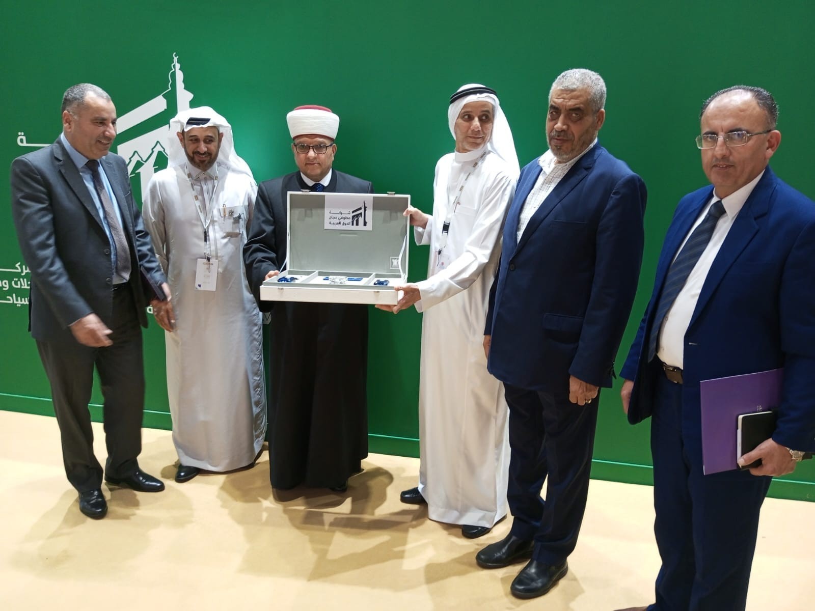 بالصور: البكري يُوقع إتفاقيات خدمات الحج