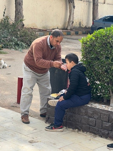 معلم يطعم طالبا من ذوى الهمم فى رحلة