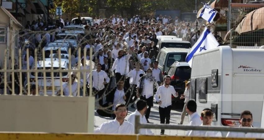 مستوطنون ينصبون خيامًا على أراضي المواطنين غرب سلفيت