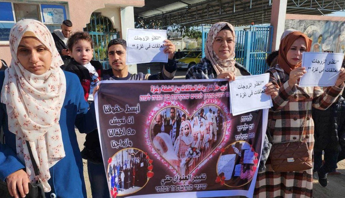 بالفيديو: اعتصام سلمي لـ"الزوجات العالقات" أمام حاجز "إيرز"